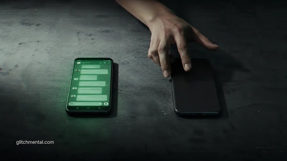 mensajería privada: dos teléfonos sobre mesa mostrando elección entre apps de mensajería